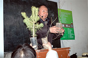 ウリトタラ小学校で講演をする宮脇昭先生