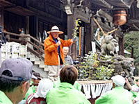 開会式で植樹説明する宮脇昭先生