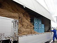 10トン車で運搬の藁や苗の一部