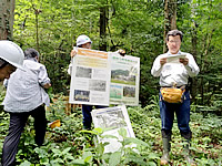 「全国緑化発祥の地」をパネルを持参して
説明する安永茨木森林管理署長