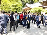 新緑の筑波山神社参集殿前での開会式