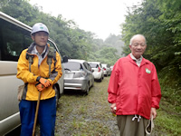 須崎茨城森林管理署員（左）と小泉章三さん（右）